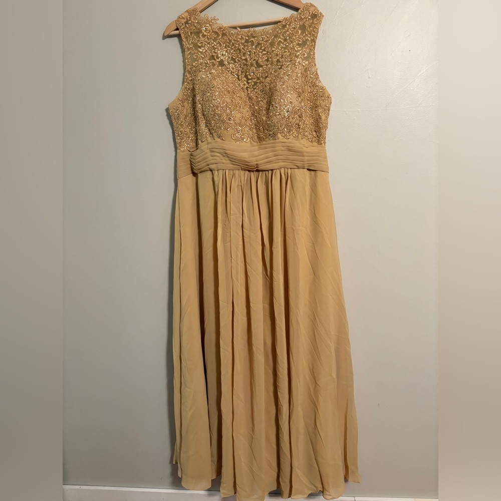 Elegant Gold Sleeveless Gown